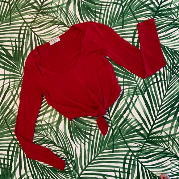 Cropped tie long sleeve top - Picture 1 of 3